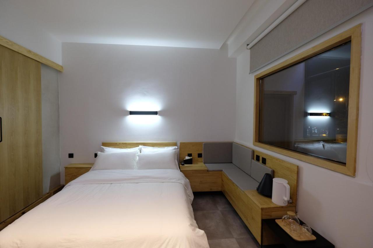 Dali Loft Travelling With Hostel Exterior photo