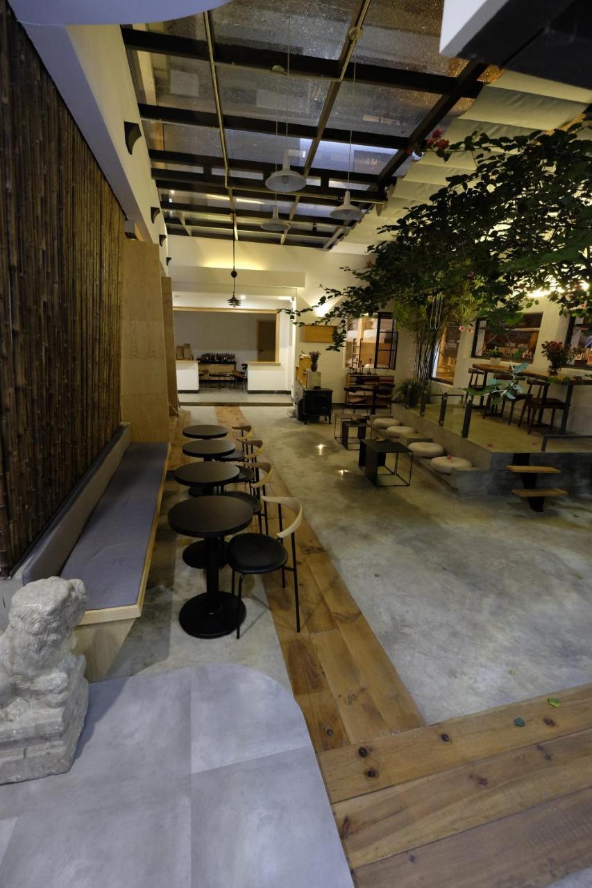 Dali Loft Travelling With Hostel Exterior photo
