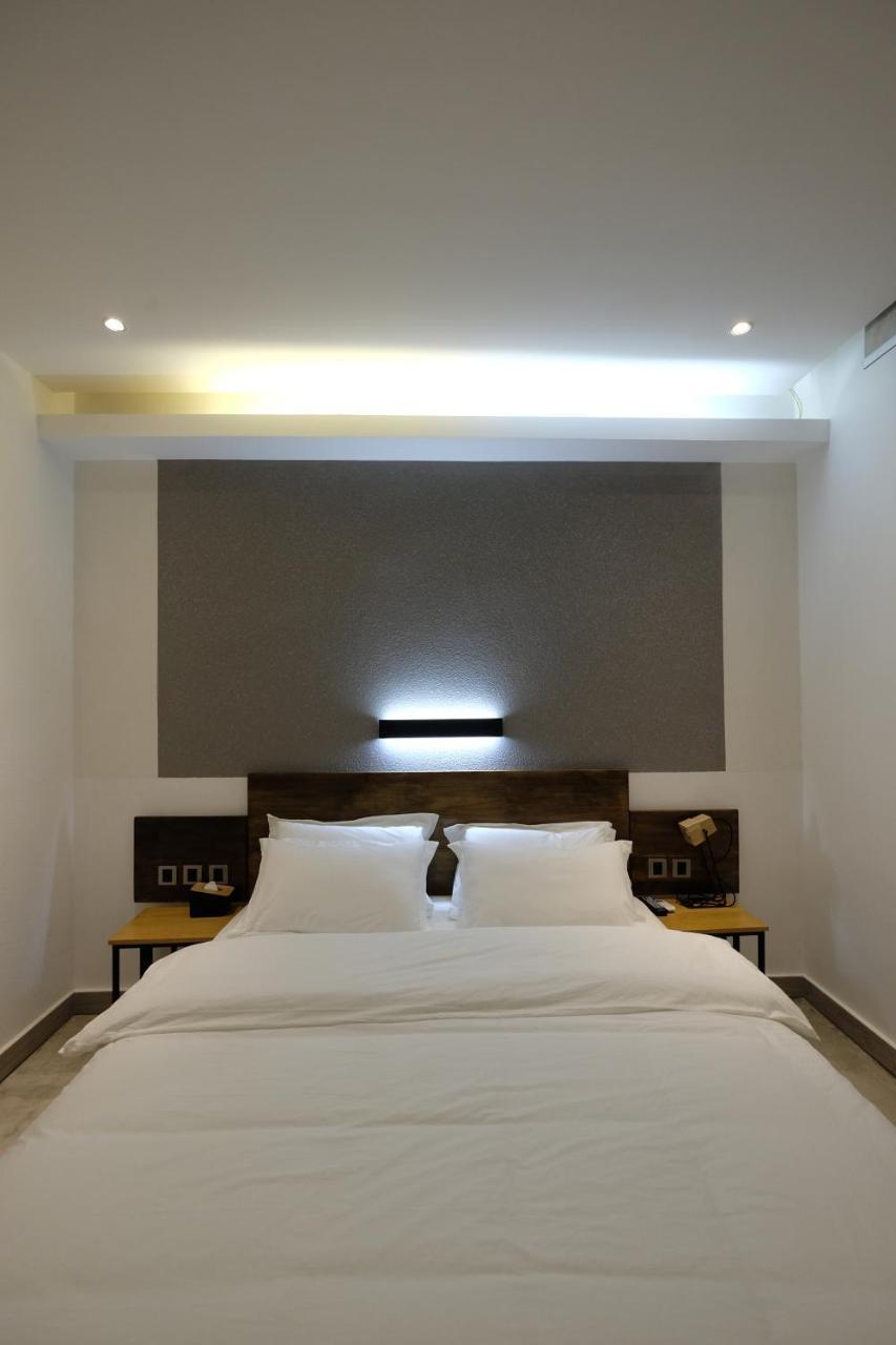 Dali Loft Travelling With Hostel Exterior photo