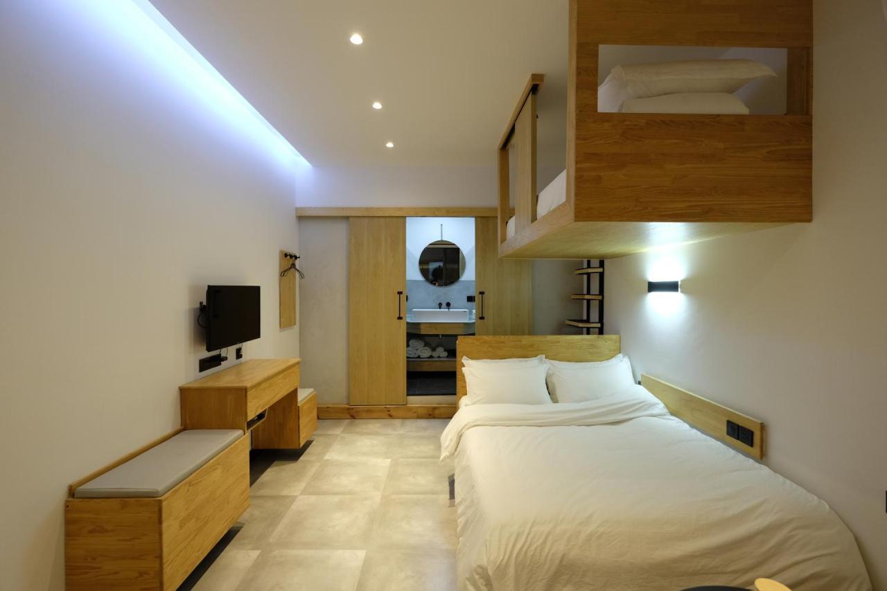 Dali Loft Travelling With Hostel Exterior photo